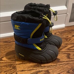 Great condition kids flurry sorel snow boots